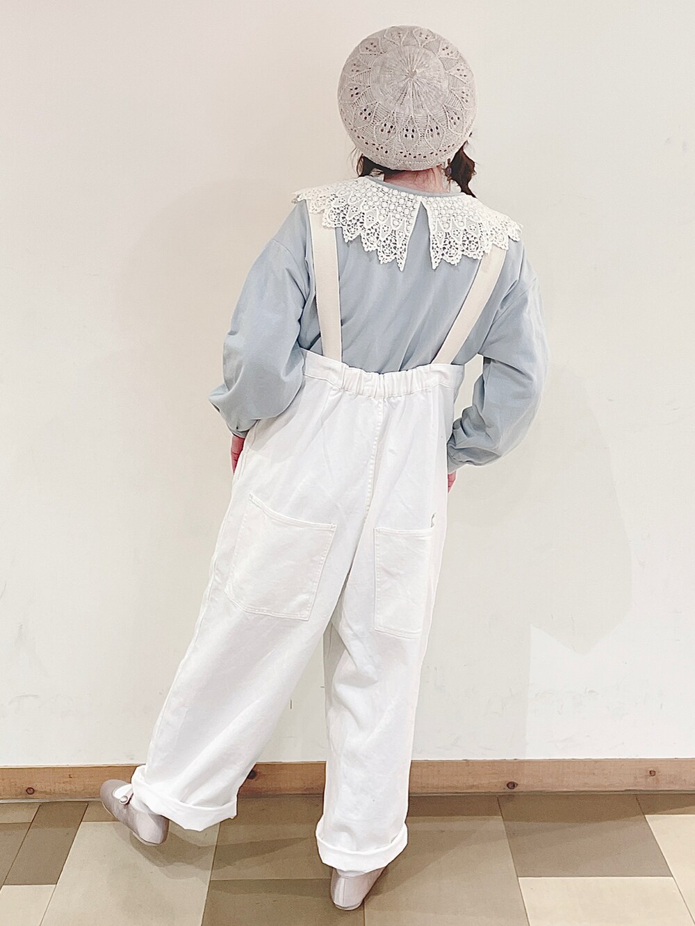 グリーン系のTシャツ/カットソー、ベージュ系のその他シューズ、ホワイト系のサロペット/オーバーオールを着用したレディースの冬コーディネートの4枚目の写真