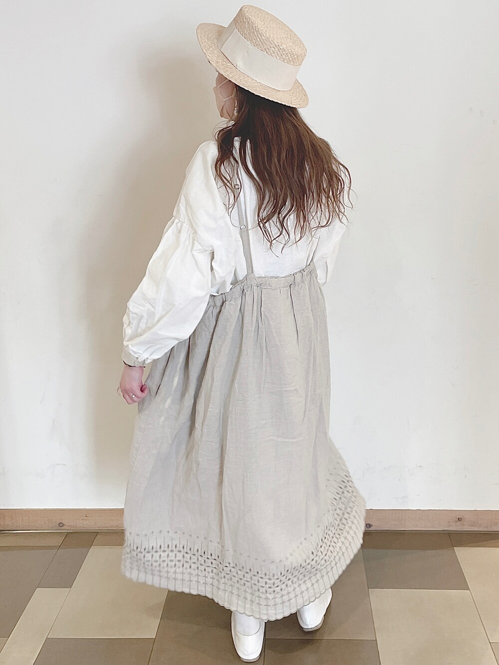 ホワイト系のシャツ/ブラウス、ホワイト系のその他シューズ、ベージュ系のかごバッグを着用したレディースの春コーディネートの3枚目の写真