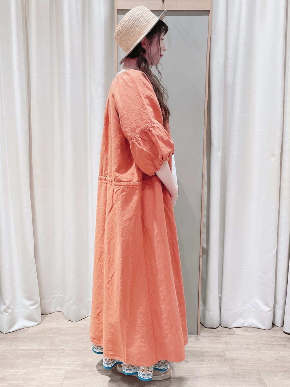 ホワイト系のTシャツ/カットソー、オレンジ系のワンピース、イエロー系のスカートを着用したレディースの春コーディネートの2枚目の写真