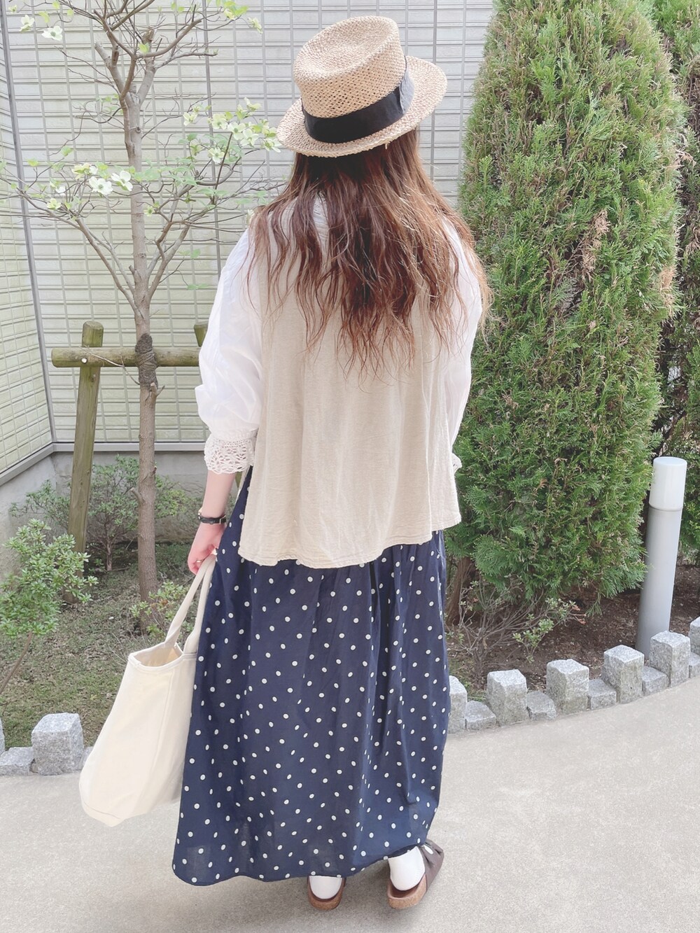 ホワイト系のシャツ/ブラウス、ベージュ系のトップス、ブルー系のスカートを着用したレディースの春コーディネートの4枚目の写真
