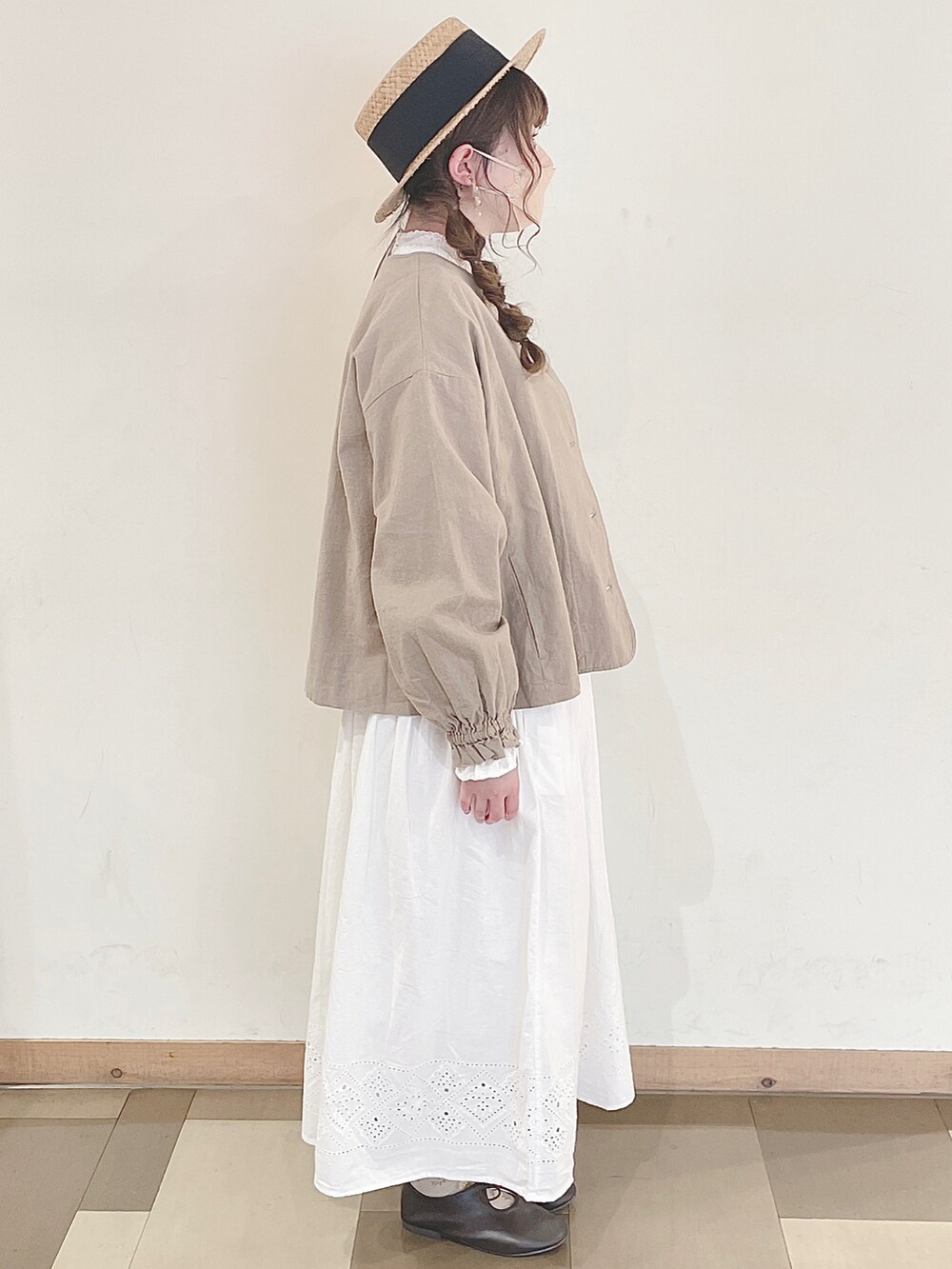 ベージュ系のノーカラージャケット、ブラウン系のその他シューズ、ベージュ系のバッグを着用したレディースの春コーディネートの3枚目の写真