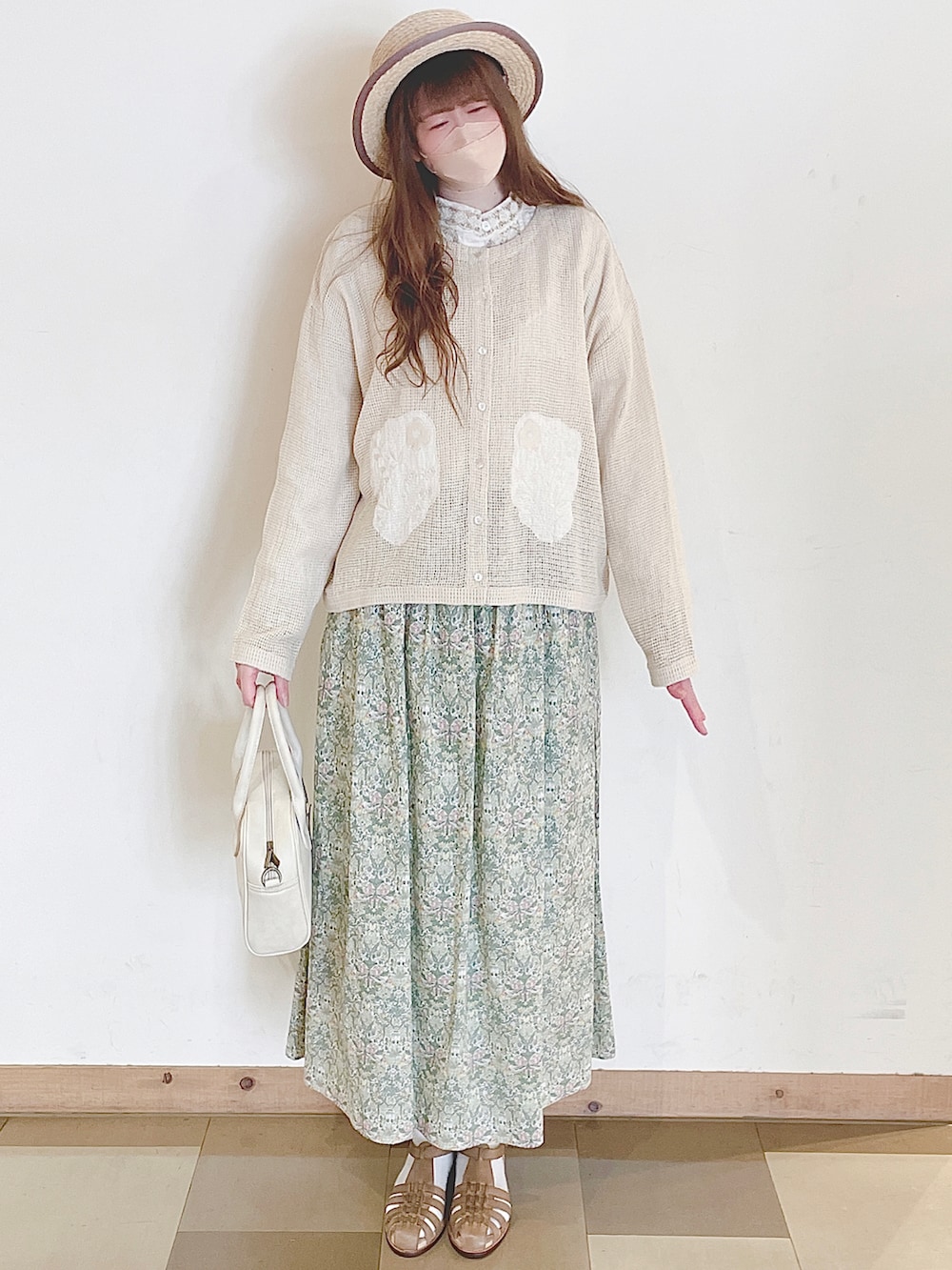 ホワイト系のシャツ/ブラウス、ホワイト系のショルダーバッグ、ベージュ系のトップスを着用したレディースの春コーディネートの2枚目の写真