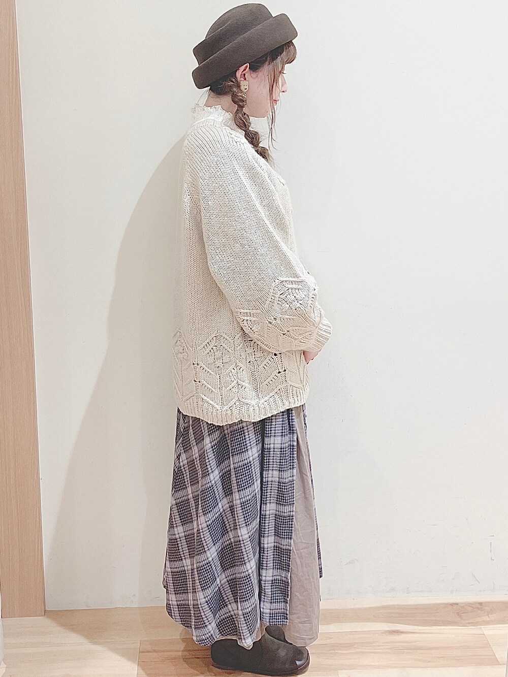 ホワイト系のシャツ/ブラウス、グレー系のスカート、ホワイト系のニット/セーターを着用したレディースの秋コーディネートの3枚目の写真