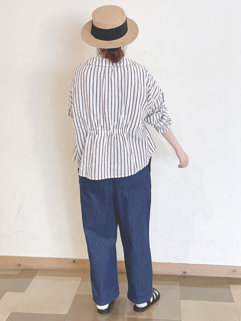 ブラック系のシャツ/ブラウス、ベージュ系のTシャツ/カットソー、ブルー系のサロペット/オーバーオールを着用したレディースの春コーディネートの4枚目の写真