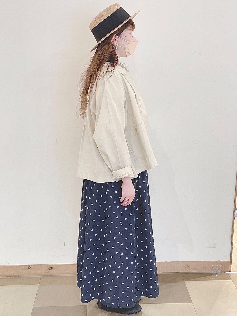 ホワイト系のその他アウター、ブラック系のその他シューズ、ホワイト系のTシャツ/カットソーを着用したレディースの春コーディネートの3枚目の写真