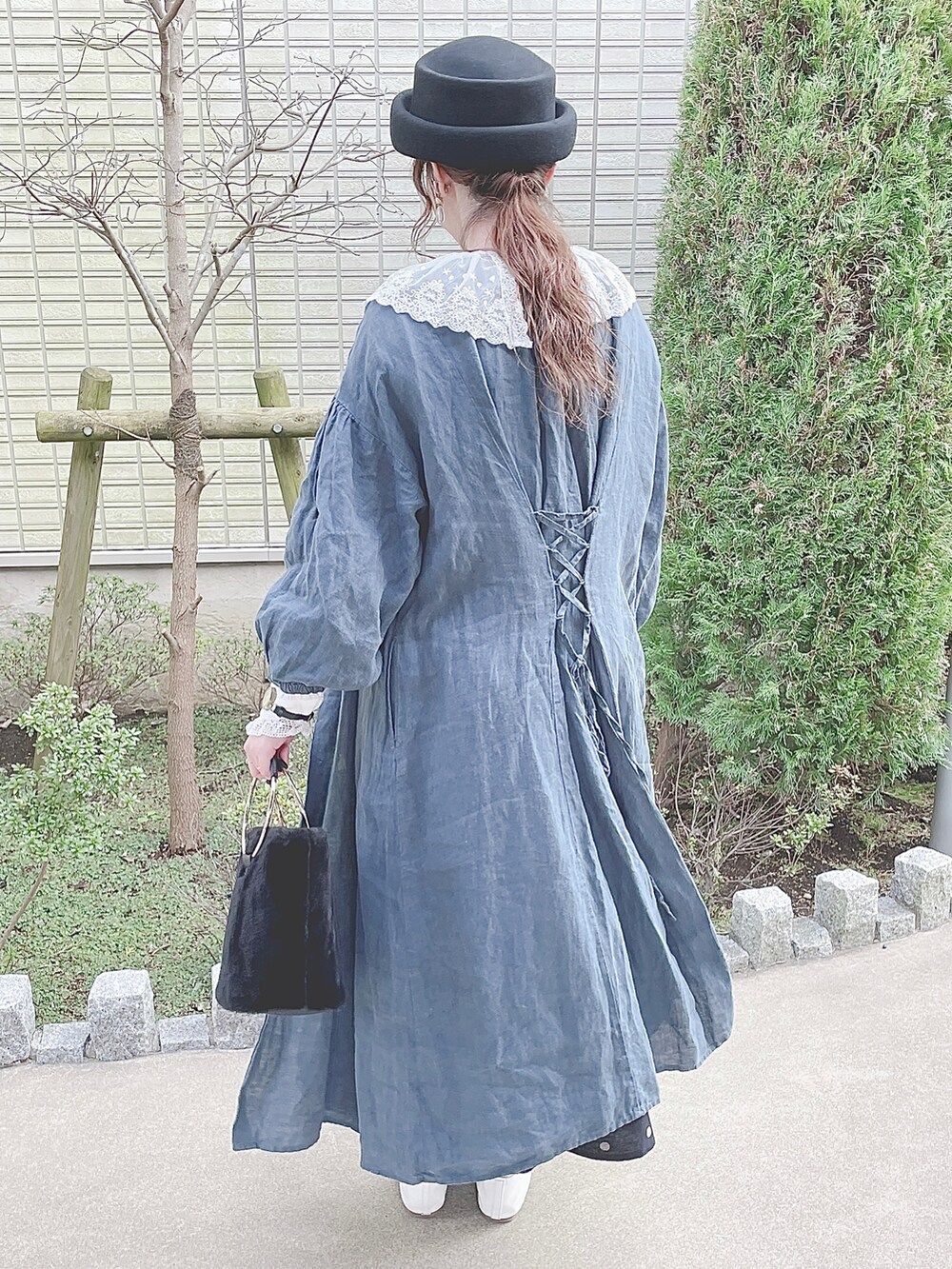 ホワイト系のシャツ/ブラウス、ホワイト系のドレスシューズ、ブルー系のワンピースを着用したレディースの秋コーディネートの3枚目の写真