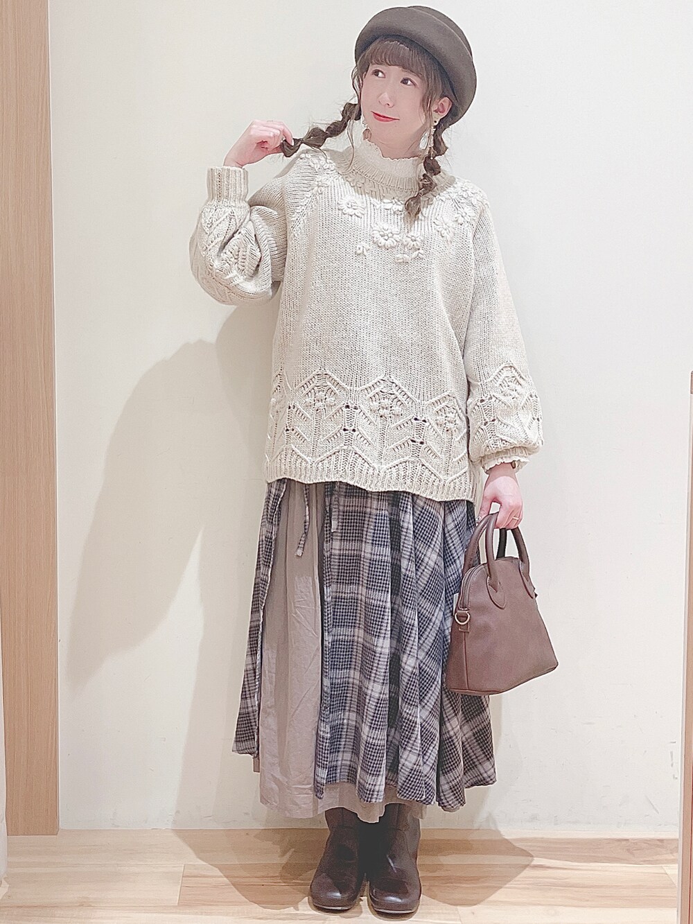 ホワイト系のシャツ/ブラウス、グレー系のスカート、ホワイト系のニット/セーターを着用したレディースの秋コーディネートの2枚目の写真