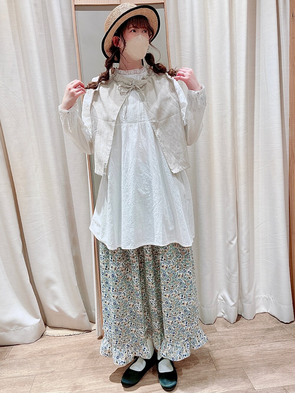 ホワイト系のベスト、ブラック系のその他シューズ、ホワイト系のシャツ/ブラウスを着用したレディースの冬コーディネートの3枚目の写真