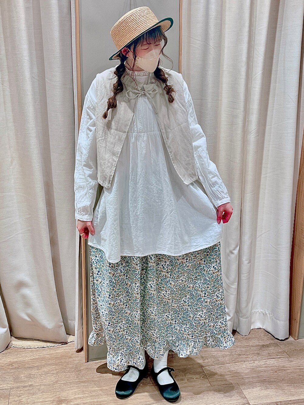 ホワイト系のベスト、ブラック系のその他シューズ、ホワイト系のシャツ/ブラウスを着用したレディースの冬コーディネートの2枚目の写真