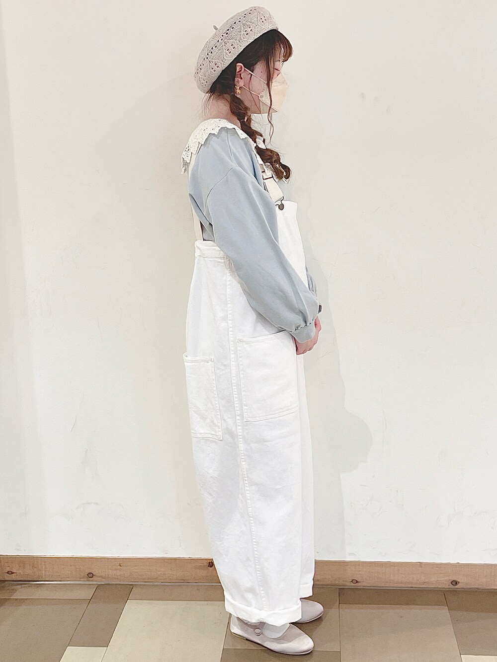 グリーン系のTシャツ/カットソー、ベージュ系のその他シューズ、ホワイト系のサロペット/オーバーオールを着用したレディースの冬コーディネートの3枚目の写真