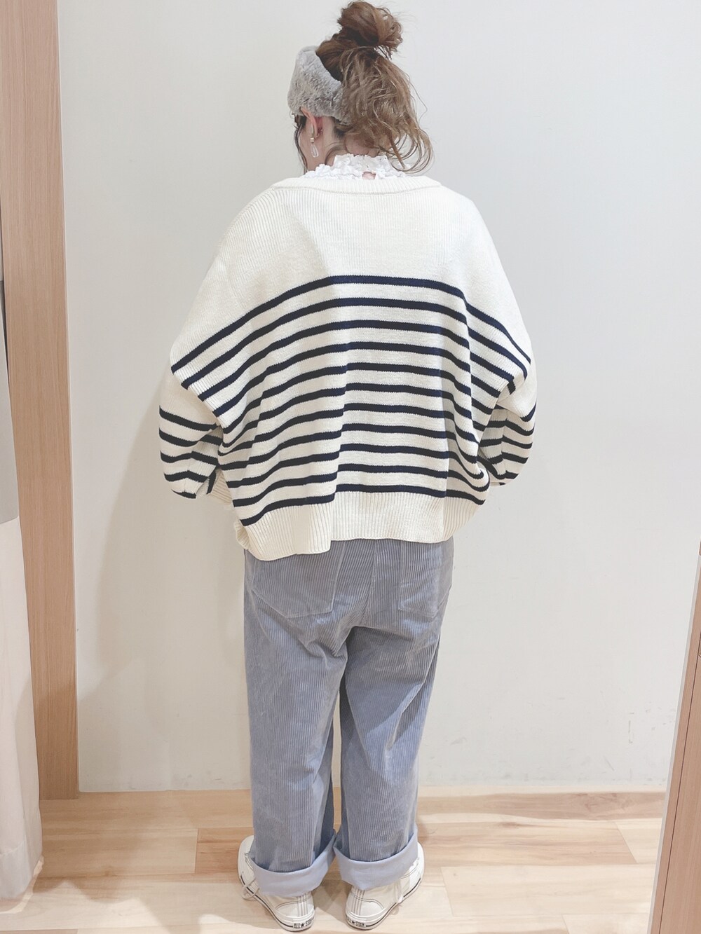 ブルー系のサロペット/オーバーオール、ホワイト系のカーディガン/ボレロ、イエロー系のバックパック/リュックを着用したレディースの冬コーディネートの3枚目の写真