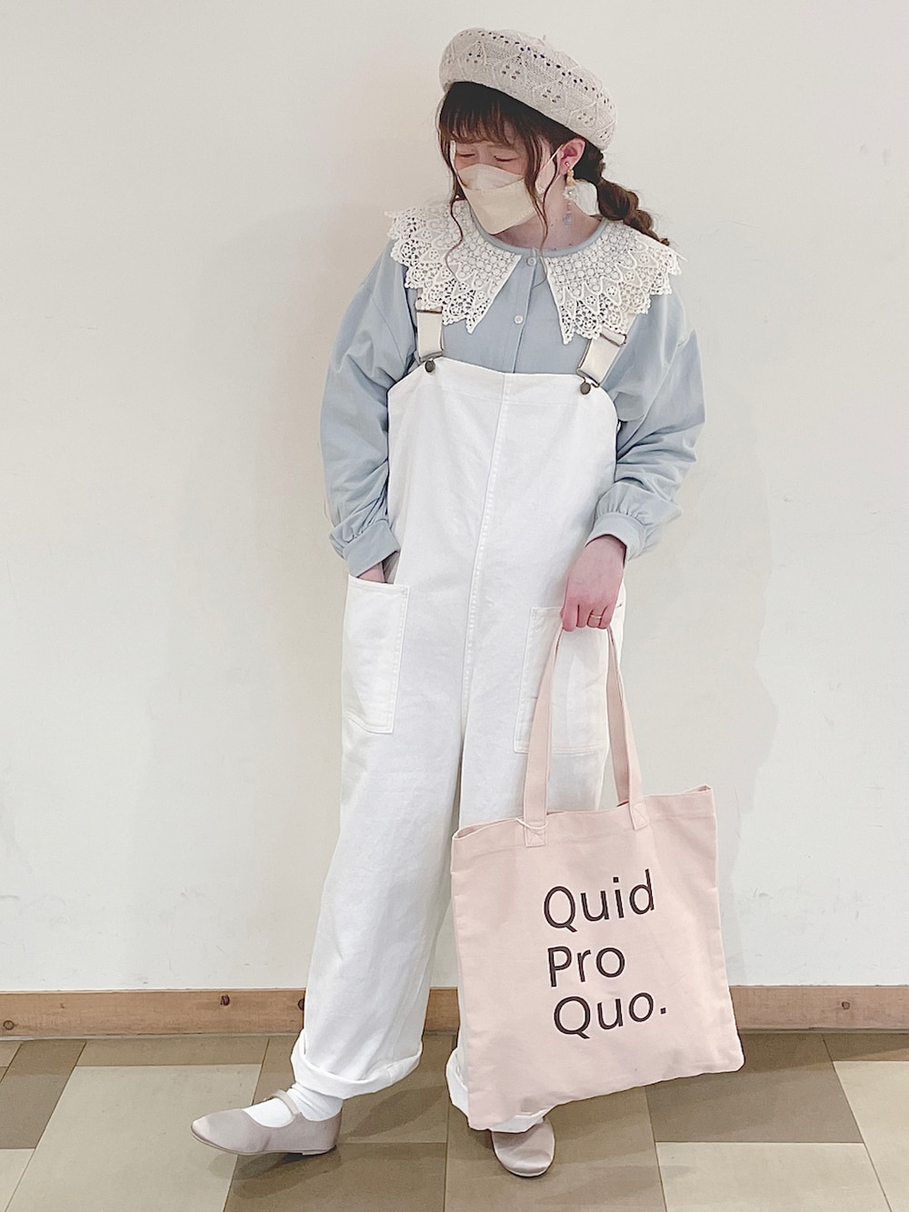 グリーン系のTシャツ/カットソー、ベージュ系のその他シューズ、ホワイト系のサロペット/オーバーオールを着用したレディースの冬コーディネートの2枚目の写真