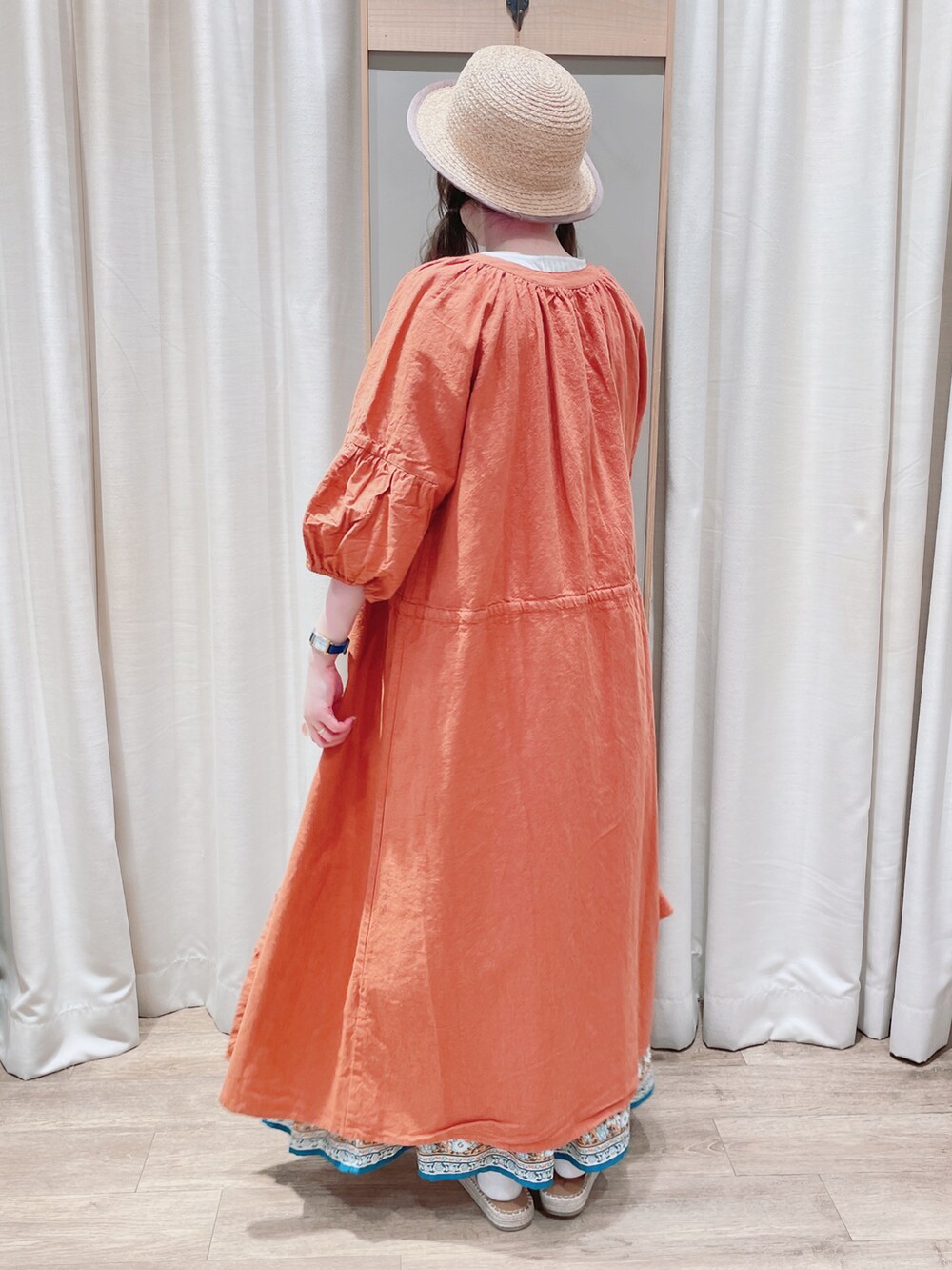 ホワイト系のTシャツ/カットソー、オレンジ系のワンピース、イエロー系のスカートを着用したレディースの春コーディネートの4枚目の写真