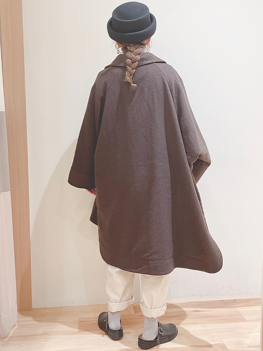 ホワイト系のニット/セーター、ブルー系のカーディガン/ボレロ、ブラック系のサンダルを着用したレディースの秋コーディネートの3枚目の写真