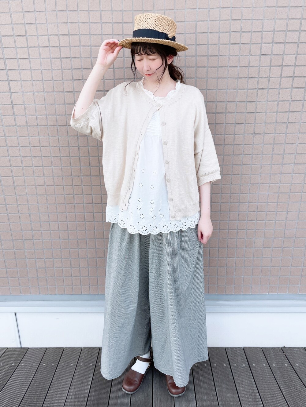 ホワイト系のシャツ/ブラウス、ホワイト系のカーディガン/ボレロ、ブラック系のその他パンツを着用したレディースの春コーディネートの2枚目の写真