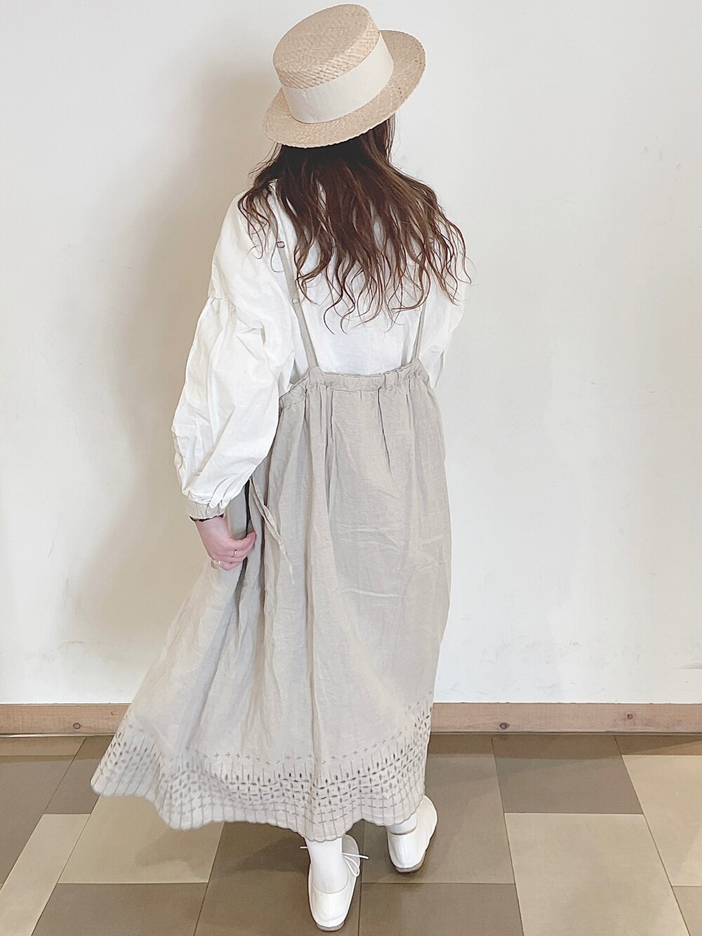 ホワイト系のシャツ/ブラウス、ホワイト系のその他シューズ、ベージュ系のかごバッグを着用したレディースの春コーディネートの5枚目の写真