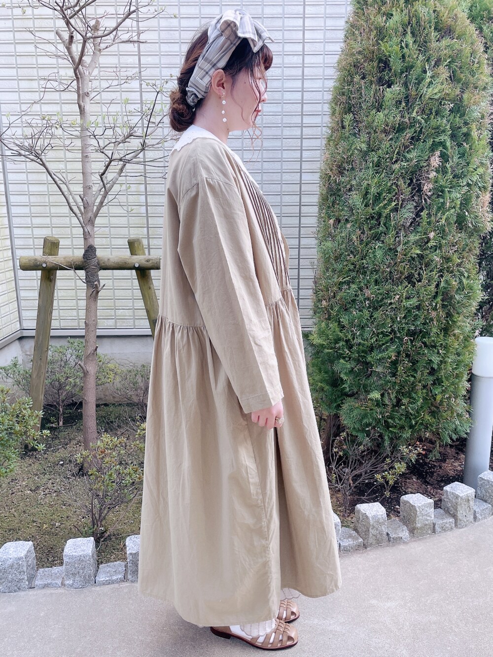 「はじめましてコーデ、レイヤードスタイル、ナチュラル、kazumiコラボ、TSUHARU by Samansa Mos2、大人カジュアル、サマンサ モスモス(Samansa Mos2)、SM2、春コーデ、ガーリー、春夏コーデ、ヘアバンド、キャミワンピ、ゆるコーデ、ワンピース」｜「Samansa Mos2の襟付ピンタックワンピース（ワンピース、グリーン系）」を使った、koeda𖡼.𖤣𖥧さん（レディース・158cm）の春コーディネートの3枚目の写真
