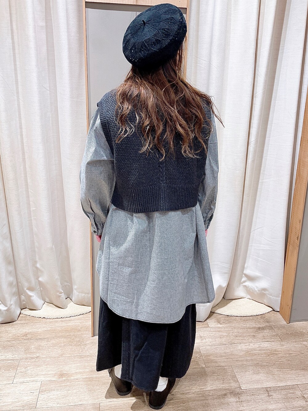 ブラック系のシャツ/ブラウス、グレー系のニット/セーター、ブラック系のスカートを着用したレディースの冬コーディネートの4枚目の写真