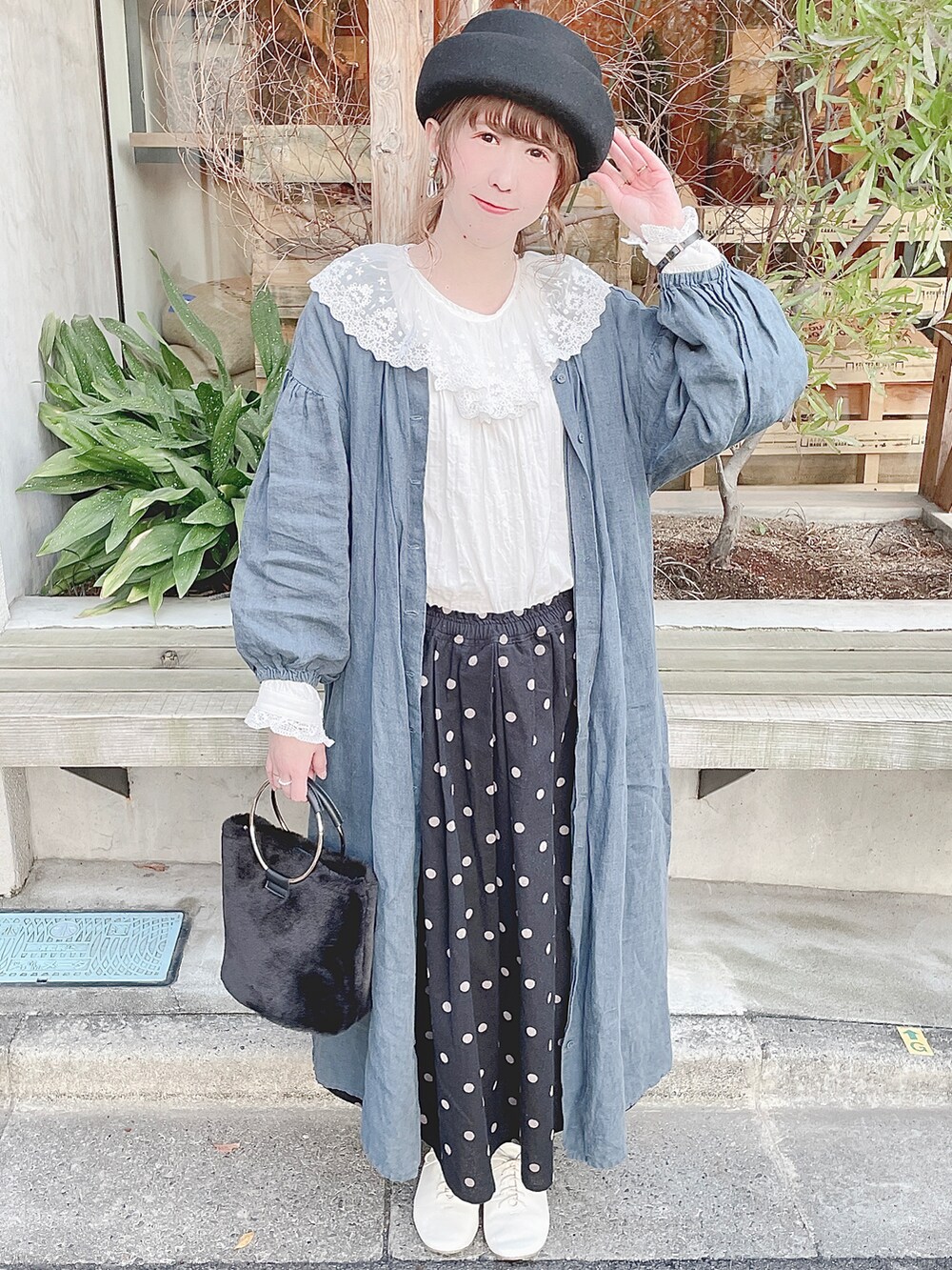 ホワイト系のシャツ/ブラウス、ホワイト系のドレスシューズ、ブルー系のワンピースを着用したレディースの秋コーディネートの5枚目の写真