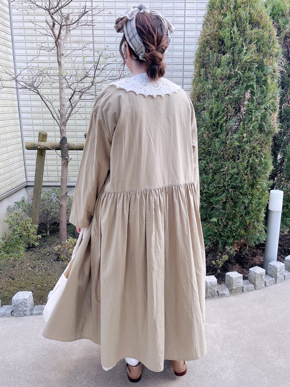 「はじめましてコーデ、レイヤードスタイル、ナチュラル、kazumiコラボ、TSUHARU by Samansa Mos2、大人カジュアル、サマンサ モスモス(Samansa Mos2)、SM2、春コーデ、ガーリー、春夏コーデ、ヘアバンド、キャミワンピ、ゆるコーデ、ワンピース」｜「Samansa Mos2の襟付ピンタックワンピース（ワンピース、グリーン系）」を使った、koeda𖡼.𖤣𖥧さん（レディース・158cm）の春コーディネートの5枚目の写真