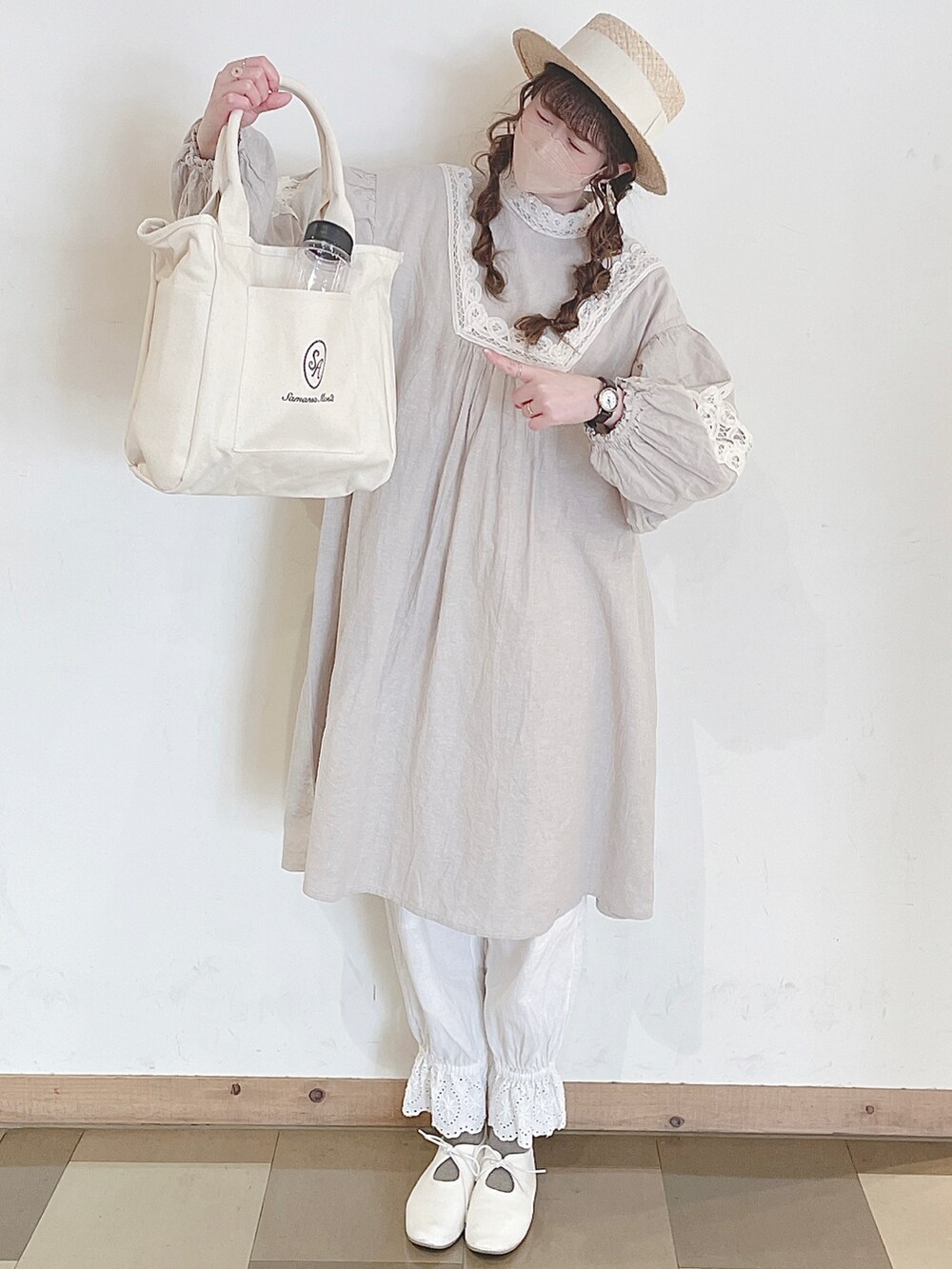 ホワイト系のその他シューズ、ベージュ系のチュニック、ホワイト系のその他パンツを着用したレディースの春コーディネートの2枚目の写真