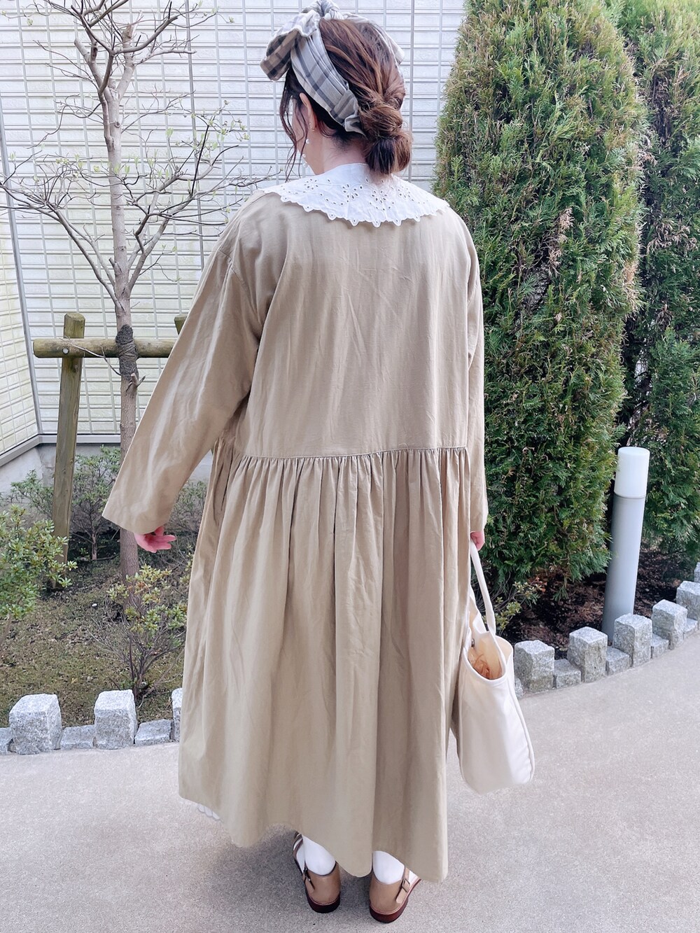 「はじめましてコーデ、レイヤードスタイル、ナチュラル、kazumiコラボ、TSUHARU by Samansa Mos2、大人カジュアル、サマンサ モスモス(Samansa Mos2)、SM2、春コーデ、ガーリー、春夏コーデ、ヘアバンド、キャミワンピ、ゆるコーデ、ワンピース」｜「Samansa Mos2の襟付ピンタックワンピース（ワンピース、グリーン系）」を使った、koeda𖡼.𖤣𖥧さん（レディース・158cm）の春コーディネートの4枚目の写真