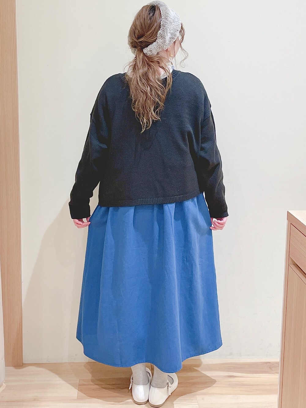 ホワイト系のシャツ/ブラウス、ブラック系のカーディガン/ボレロ、ブルー系のワンピースを着用したレディースの冬コーディネートの4枚目の写真