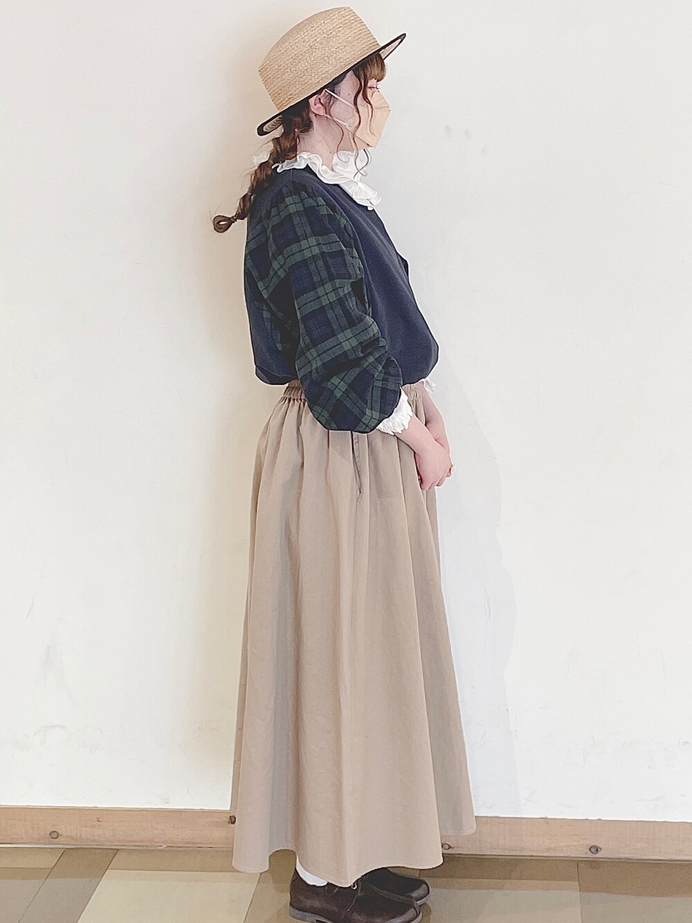 ホワイト系のシャツ/ブラウス、ブルー系のTシャツ/カットソー、ベージュ系のスカートを着用したレディースの冬コーディネートの2枚目の写真