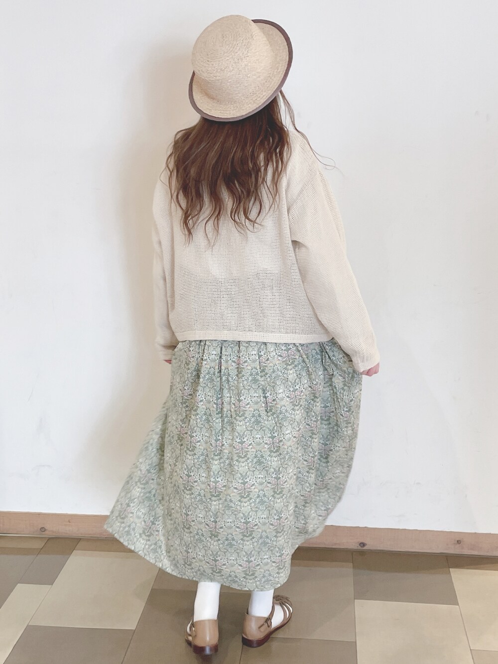 ホワイト系のシャツ/ブラウス、ホワイト系のショルダーバッグ、ベージュ系のトップスを着用したレディースの春コーディネートの4枚目の写真