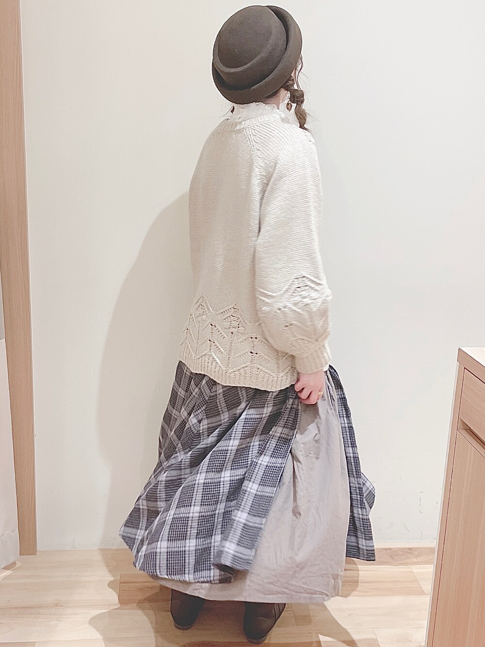 ホワイト系のシャツ/ブラウス、グレー系のスカート、ホワイト系のニット/セーターを着用したレディースの秋コーディネートの5枚目の写真