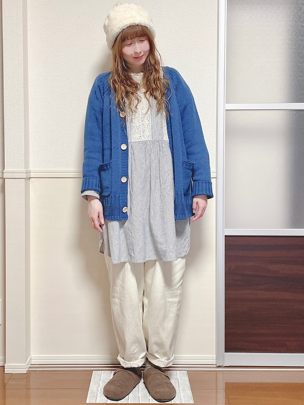 ブルー系のカーディガン/ボレロ、ホワイト系のその他パンツ、ブルー系のトップスを着用したレディースの冬コーディネートの2枚目の写真
