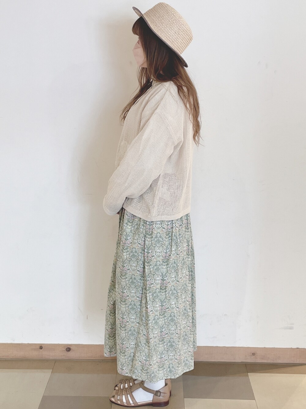 ホワイト系のシャツ/ブラウス、ホワイト系のショルダーバッグ、ベージュ系のトップスを着用したレディースの春コーディネートの3枚目の写真