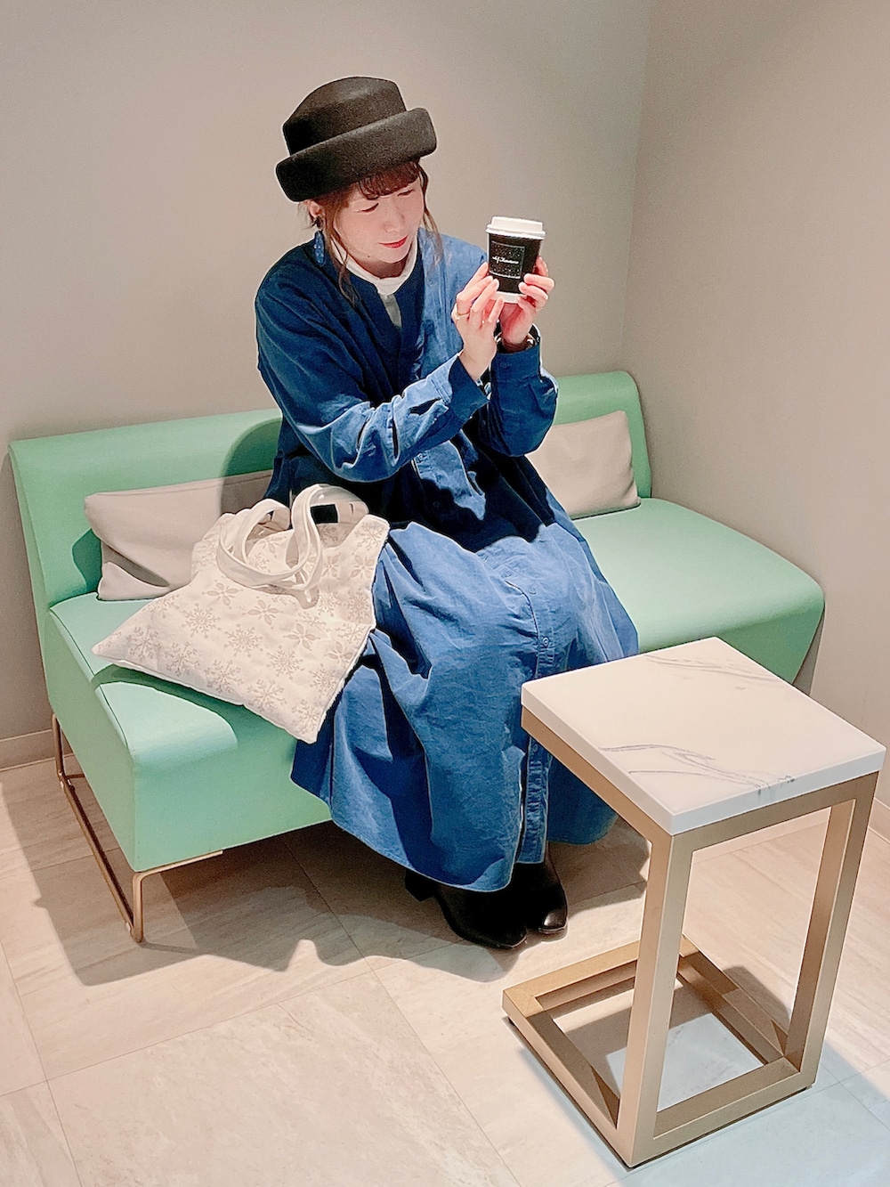 ホワイト系のTシャツ/カットソー、ブルー系のワンピース、ブラック系のその他アウターを着用したレディースの冬コーディネートの5枚目の写真