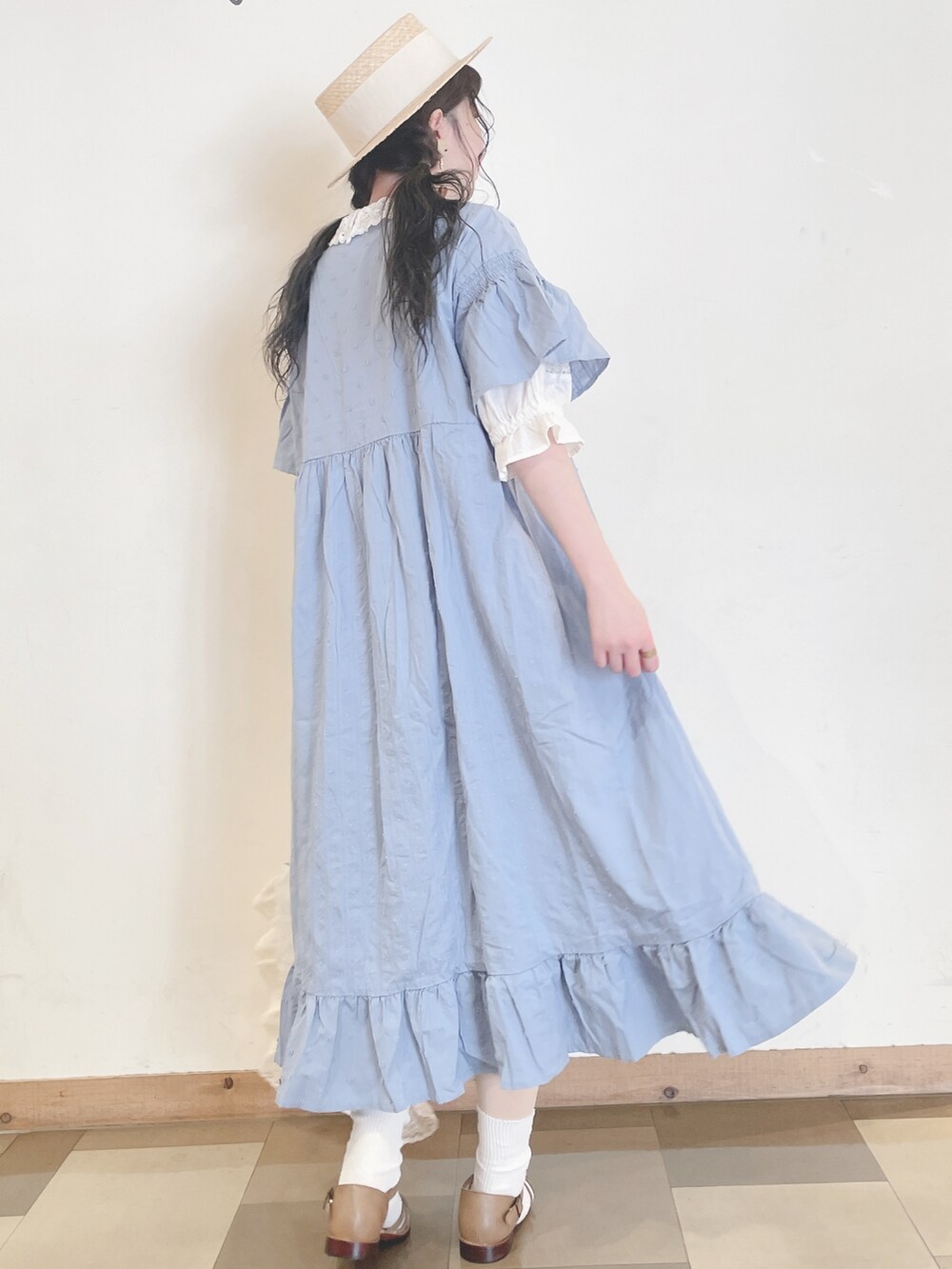 ホワイト系のシャツ/ブラウス、ベージュ系のサンダル、ブルー系のワンピースを着用したレディースの春コーディネートの5枚目の写真