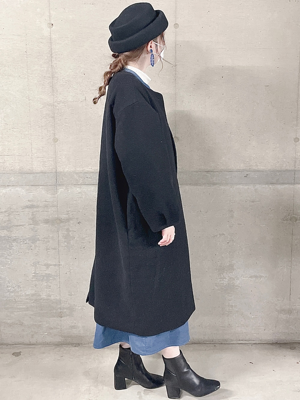 ホワイト系のTシャツ/カットソー、ブルー系のワンピース、ブラック系のその他アウターを着用したレディースの冬コーディネートの3枚目の写真