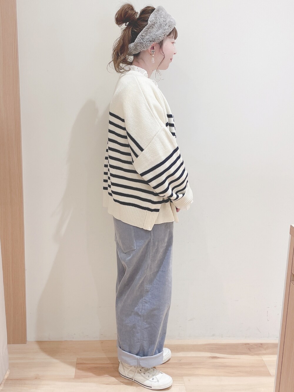 ブルー系のサロペット/オーバーオール、ホワイト系のカーディガン/ボレロ、イエロー系のバックパック/リュックを着用したレディースの冬コーディネートの2枚目の写真