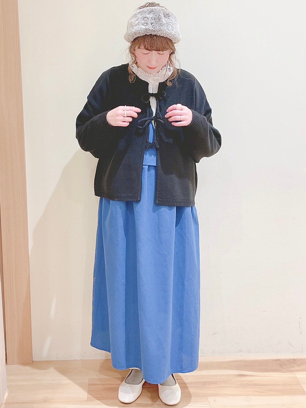 ホワイト系のシャツ/ブラウス、ブラック系のカーディガン/ボレロ、ブルー系のワンピースを着用したレディースの冬コーディネートの2枚目の写真