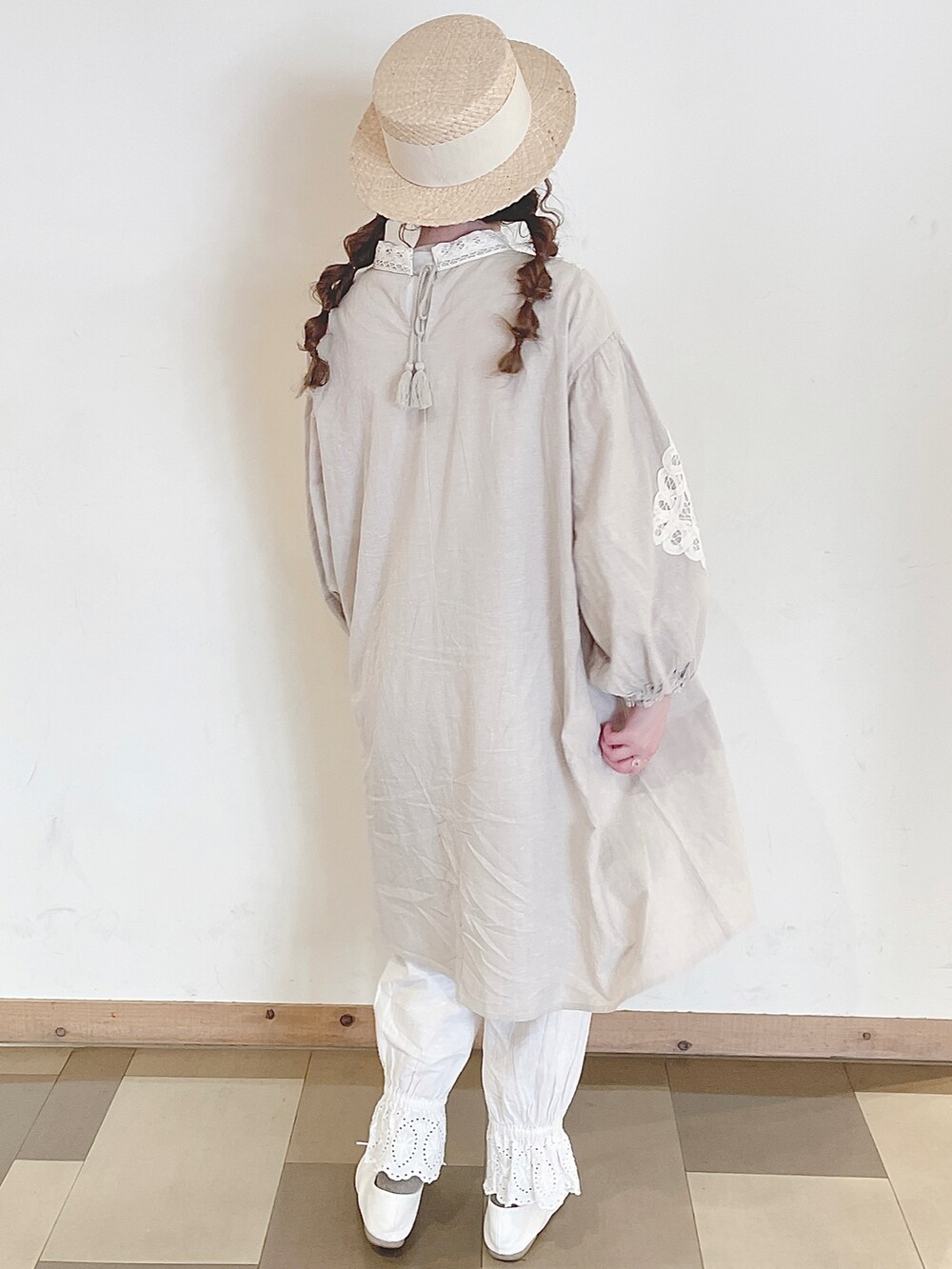 ホワイト系のその他シューズ、ベージュ系のチュニック、ホワイト系のその他パンツを着用したレディースの春コーディネートの5枚目の写真