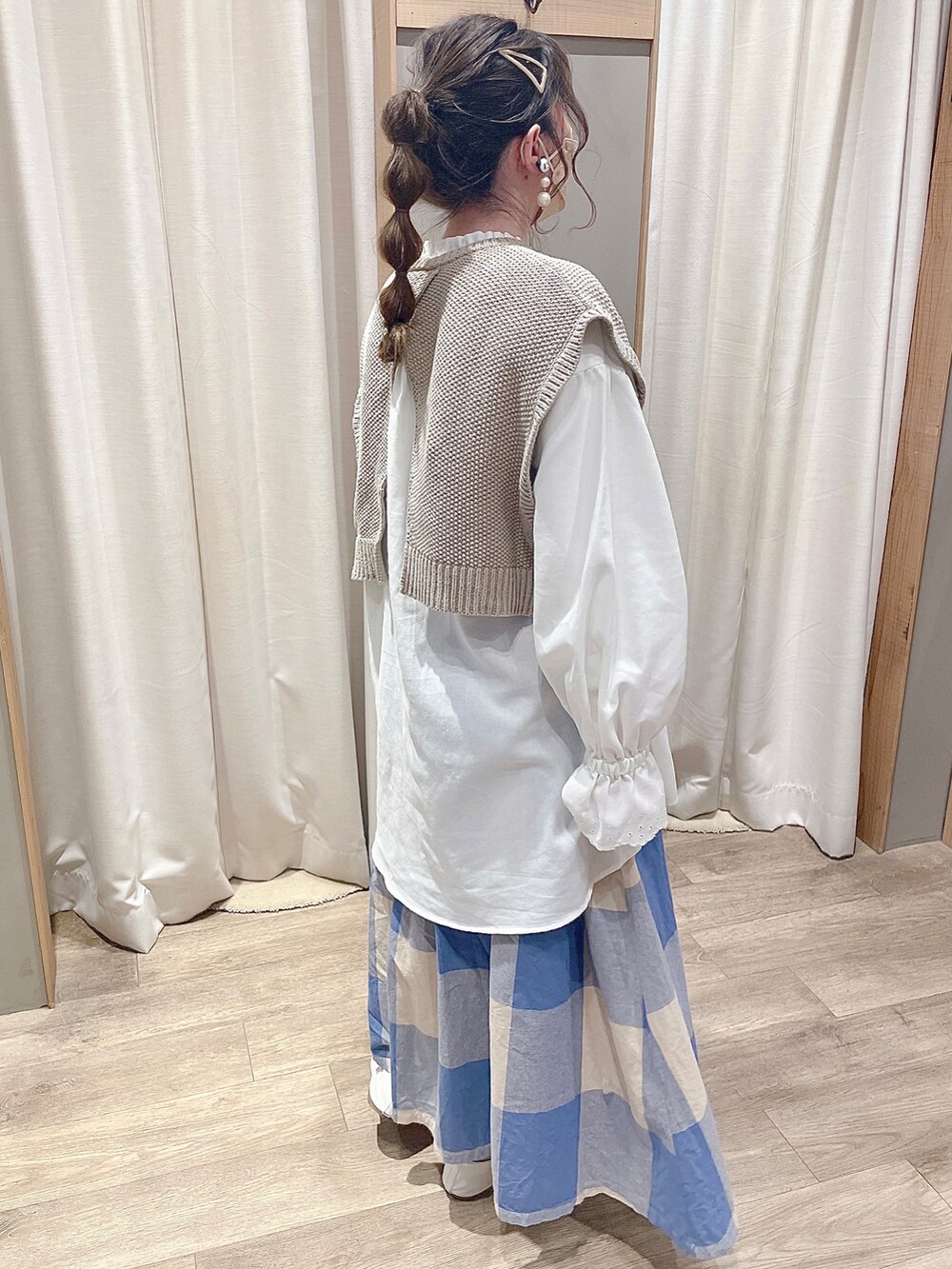 ベージュ系のベスト、ホワイト系のシャツ/ブラウス、ホワイト系のローファーを着用したレディースの冬コーディネートの5枚目の写真