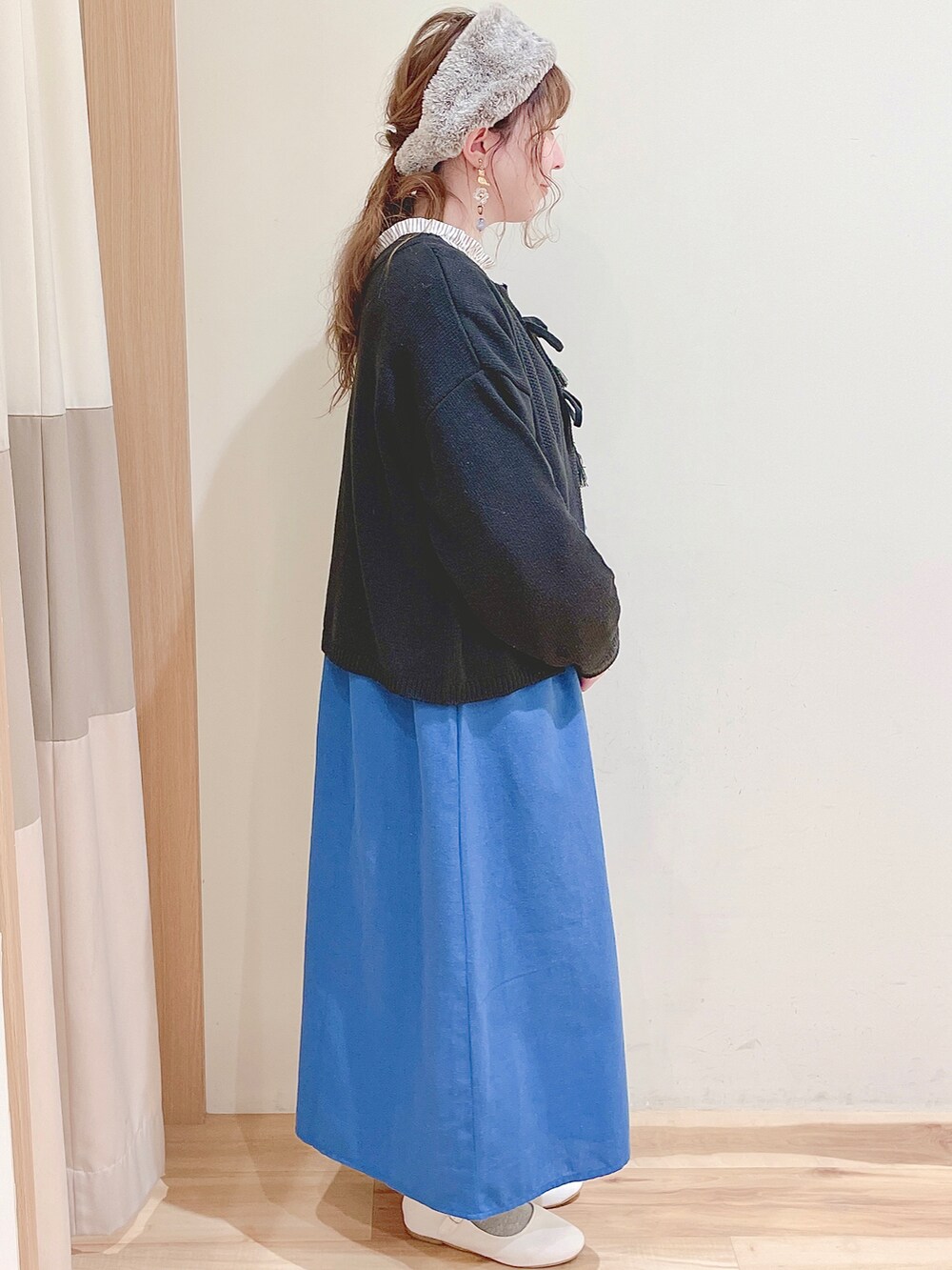 ホワイト系のシャツ/ブラウス、ブラック系のカーディガン/ボレロ、ブルー系のワンピースを着用したレディースの冬コーディネートの3枚目の写真