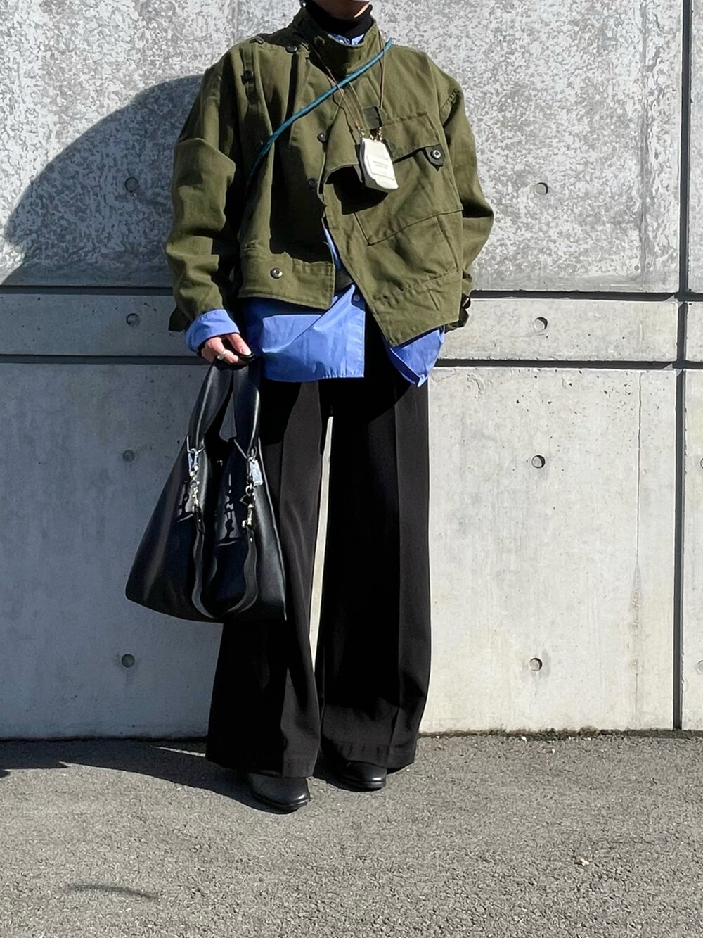 「ファッションを楽しもう、WEARyouthコーデ、モーターサイクルジャケット、ミリタリージャケット、ミリタリーコーデ、シャツレイヤード、レイヤードスタイル」｜「karakuのアイテム（ミリタリージャケット、グリーン系）」を使った、arinko_outfitsさん（メンズ・167cm）の秋コーディネートの3枚目の写真