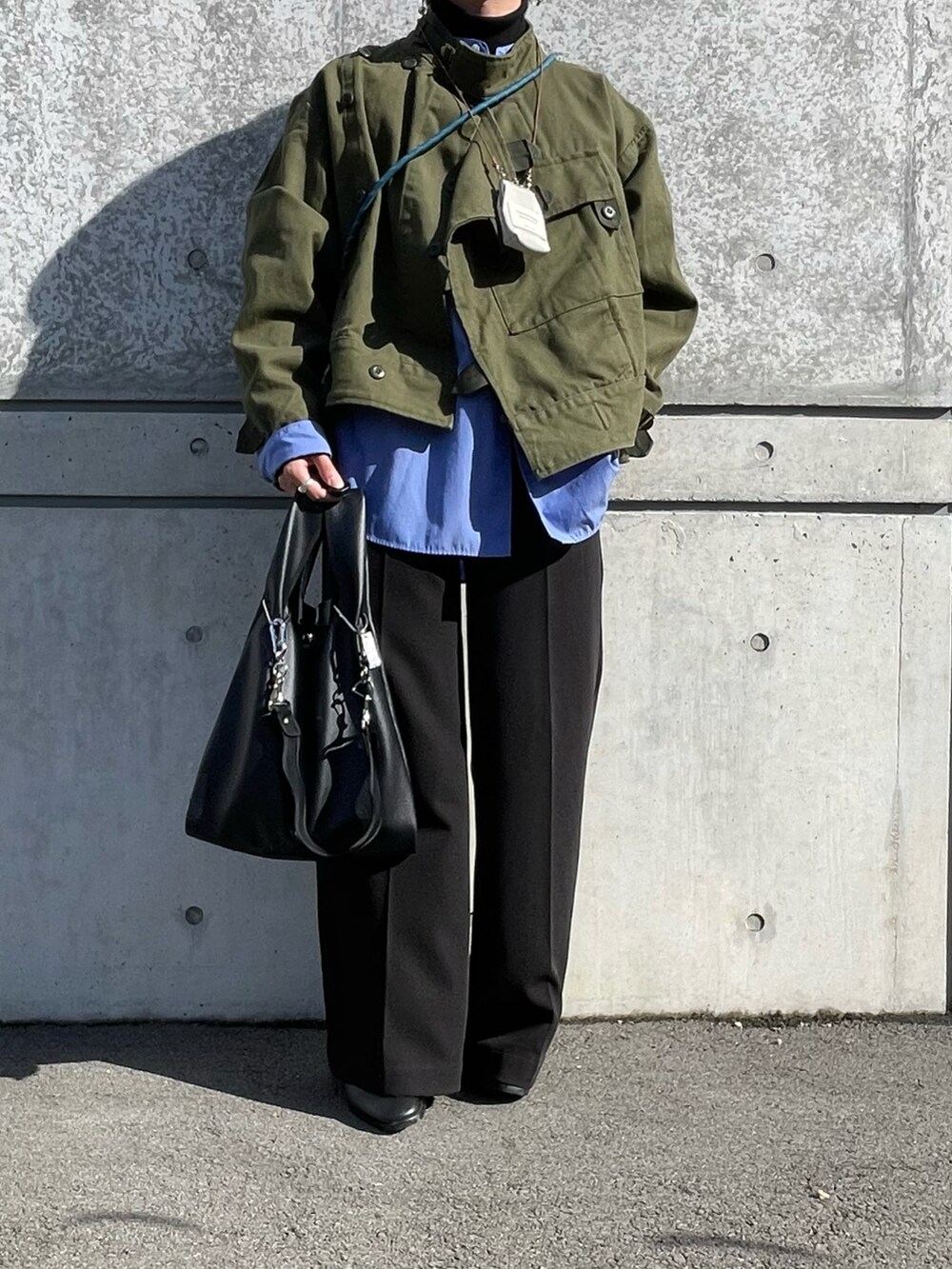 「ファッションを楽しもう、WEARyouthコーデ、モーターサイクルジャケット、ミリタリージャケット、ミリタリーコーデ、シャツレイヤード、レイヤードスタイル」｜「karakuのアイテム（ミリタリージャケット、グリーン系）」を使った、arinko_outfitsさん（メンズ・167cm）の秋コーディネートの4枚目の写真