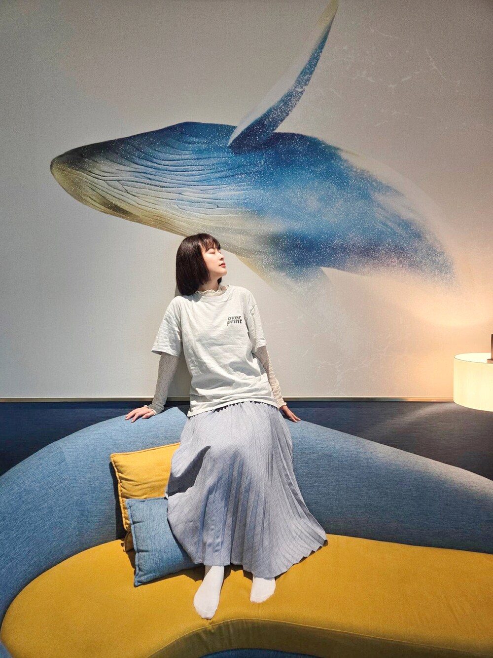 グレー系のTシャツ/カットソー、ブルー系のスカートを着用したレディースの春コーディネートの2枚目の写真