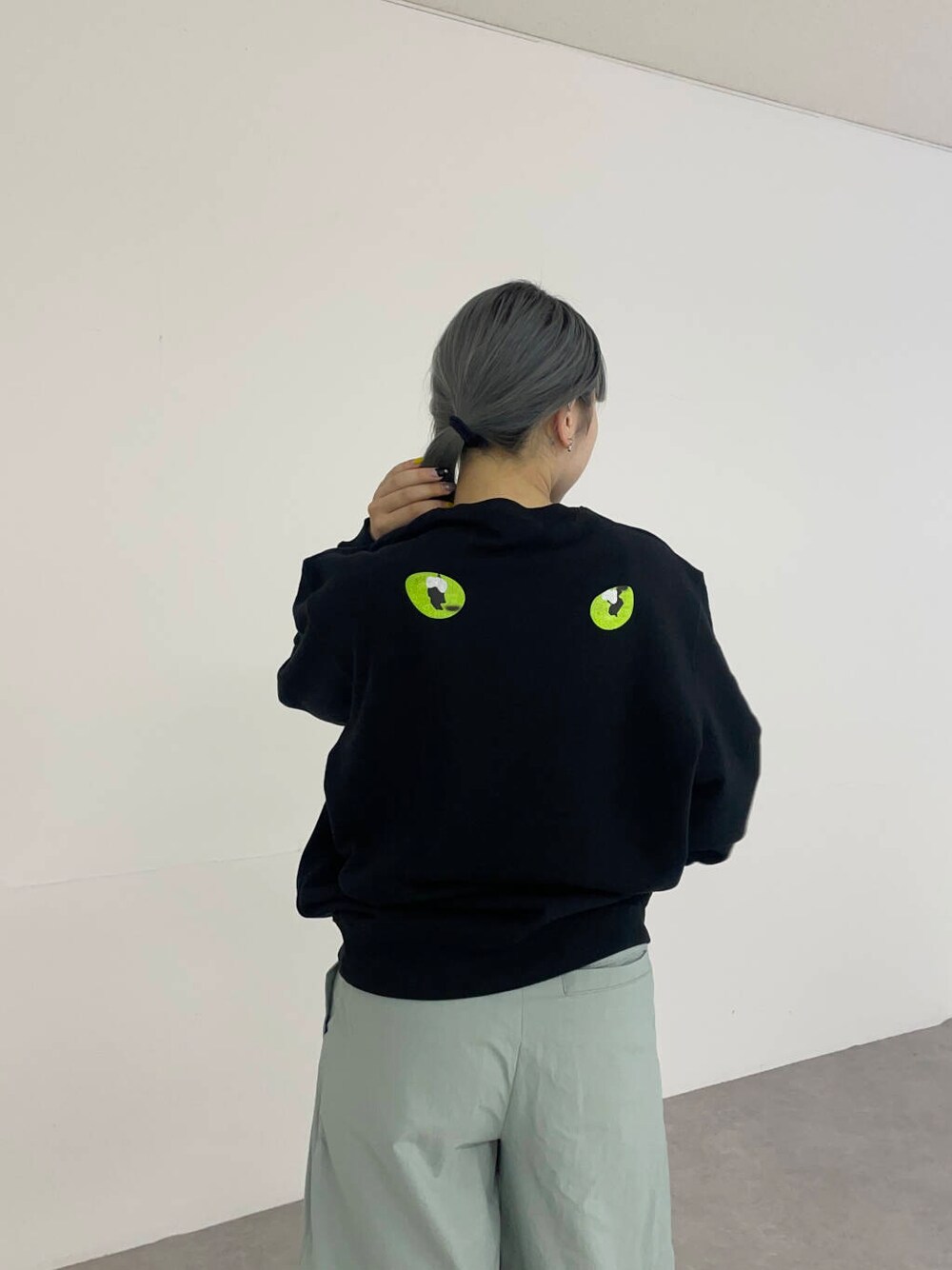 グリーン系のその他パンツ、グレー系のスニーカーを着用したレディースの秋コーディネートの2枚目の写真