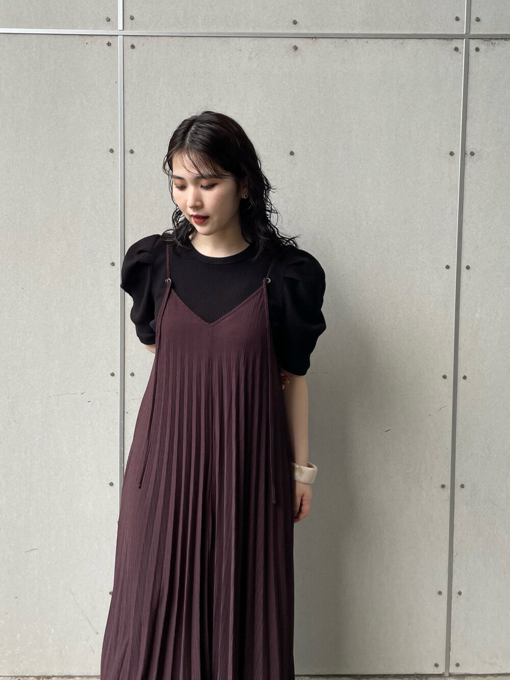 ブラック系のTシャツ/カットソー、ブラウン系のワンピース、ブラック系のサンダルを着用したレディースの夏コーディネートの2枚目の写真