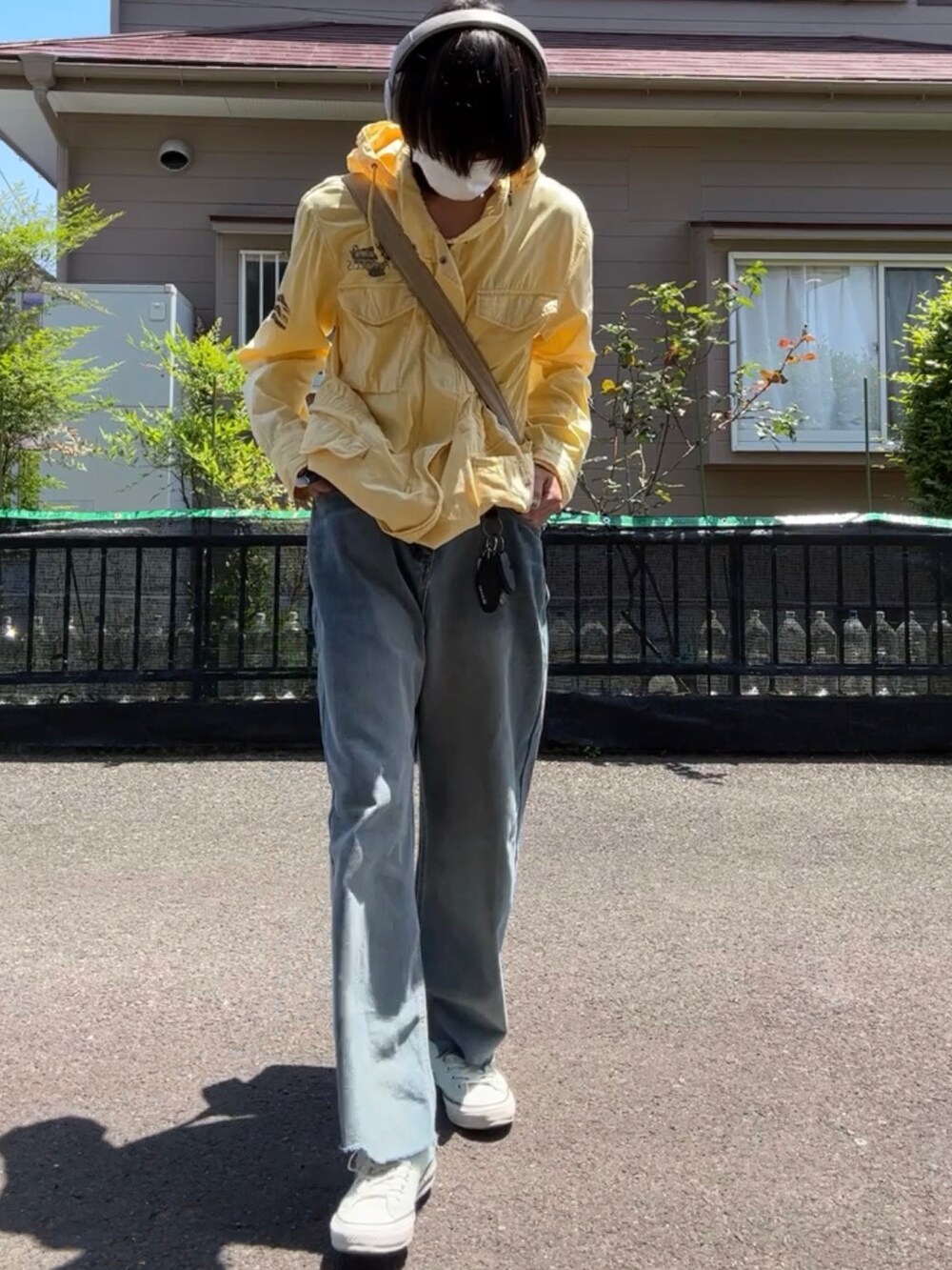 「メンズコーデ、シティーボーイ、ナイロンジャケット、ワイドデニム、春夏コーデ」｜「VINTAGEのアイテム（ナイロンジャケット、イエロー系）」を使った、けんしーさん（メンズ・175cm）の春コーディネートの2枚目の写真