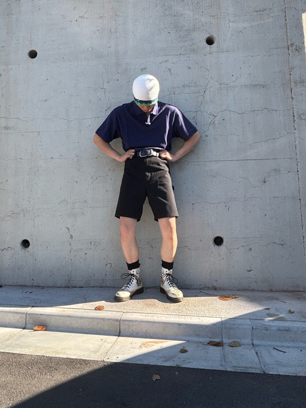 ブラック系のチノパンツを着用したメンズの秋コーディネートの2枚目の写真