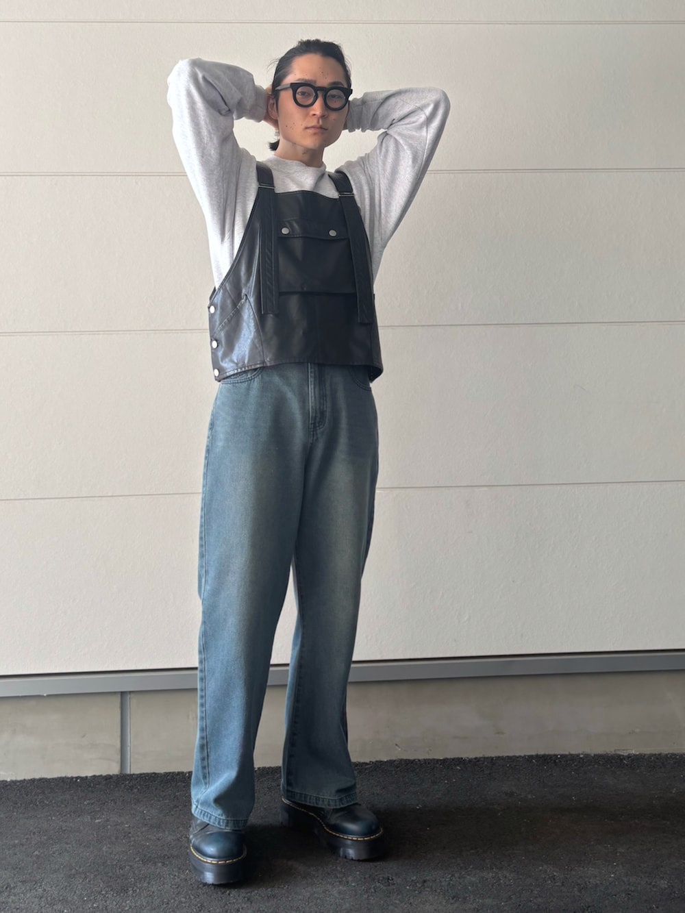 「春めき満開コーデ、厚底ブーツ、ベスト、レザー、デニムパンツ、スウェット、メガネ男子、ストリート、メンズファッション、ワイドデニム、ブルー、おでかけコーデ、シンプル、きれいめカジュアル」｜「Fafattのアイテム（サロペット/オーバーオール、ブラック系）」を使った、ヒサダさん（骨格ストレート・メンズ・177cm）の春コーディネートの3枚目の写真