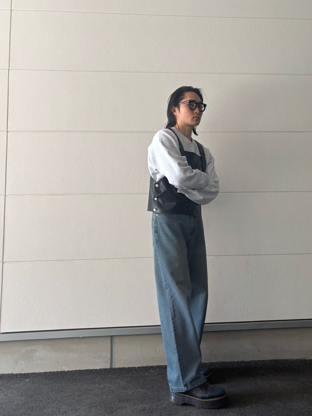 「春めき満開コーデ、厚底ブーツ、ベスト、レザー、デニムパンツ、スウェット、メガネ男子、ストリート、メンズファッション、ワイドデニム、ブルー、おでかけコーデ、シンプル、きれいめカジュアル」｜「Fafattのアイテム（サロペット/オーバーオール、ブラック系）」を使った、ヒサダさん（骨格ストレート・メンズ・177cm）の春コーディネートの2枚目の写真