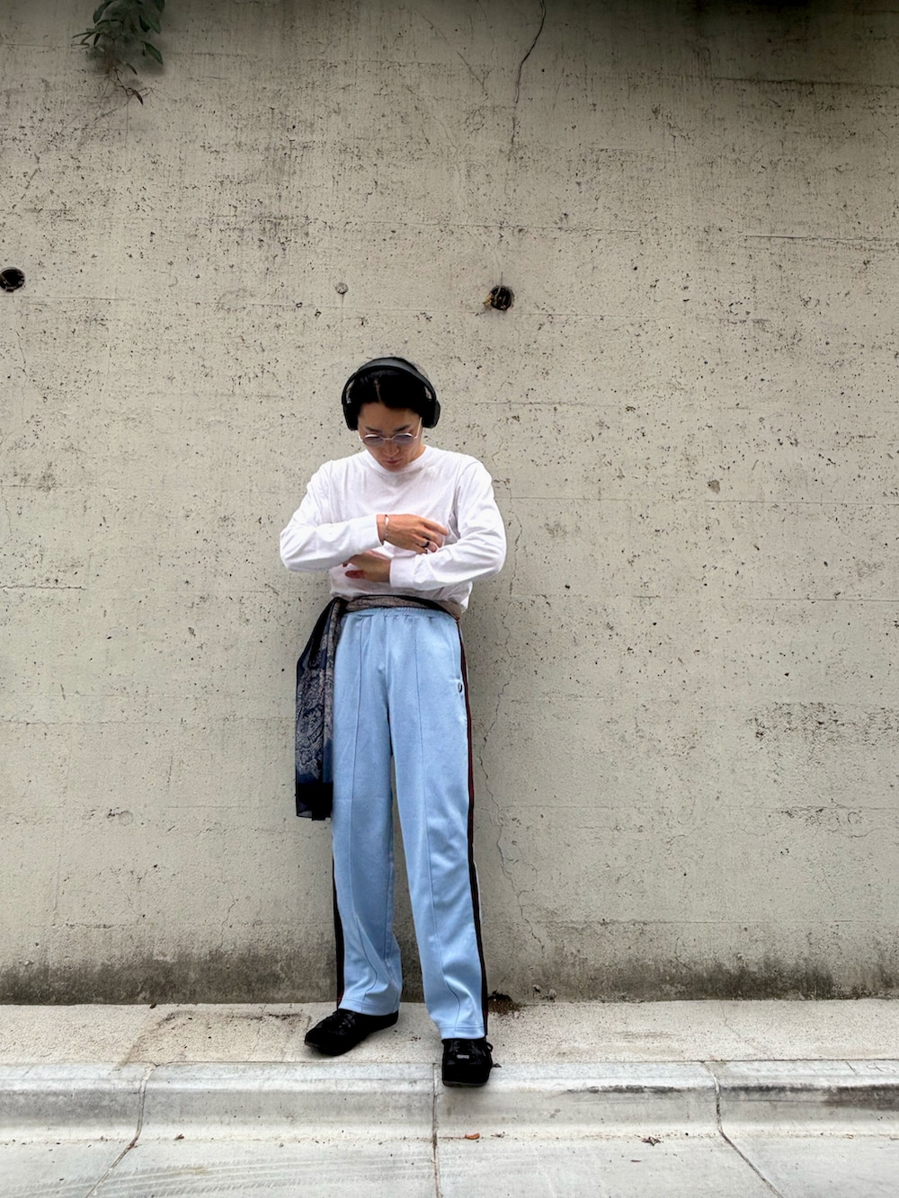 「サングラス、ストール、白Tシャツ、カジュアル、きれいめカジュアル、トラックパンツ、ジャージーパンツ、ラインパンツ、メガネ男子、ストリート」｜「無印良品の紳士　天竺編みクルーネック長袖Ｔシャツ（Tシャツ/カットソー、ホワイト系）」を使った、ヒサダさん（骨格ストレート・メンズ・177cm）の春コーディネートの2枚目の写真